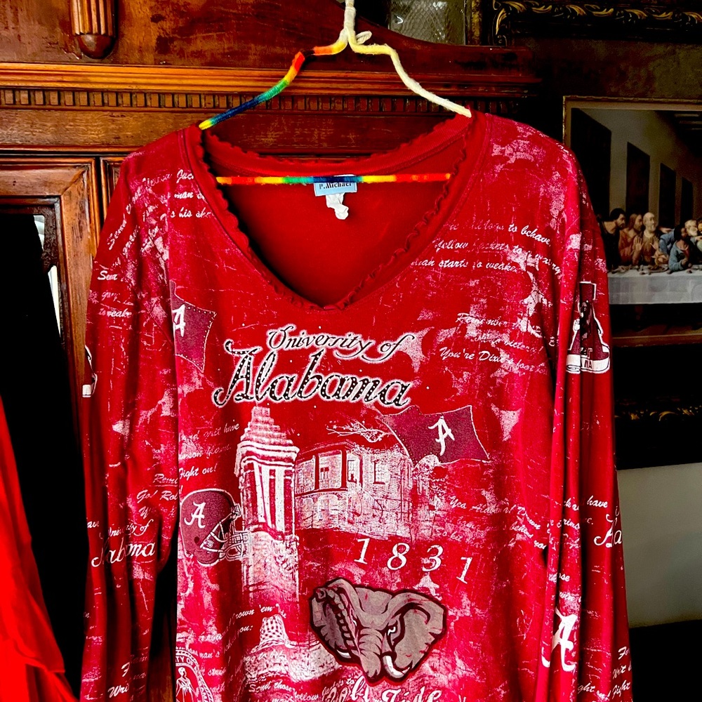 Beautiful crimson and white Alabama crimson tide crop tshirt. 3/4 length sleeves